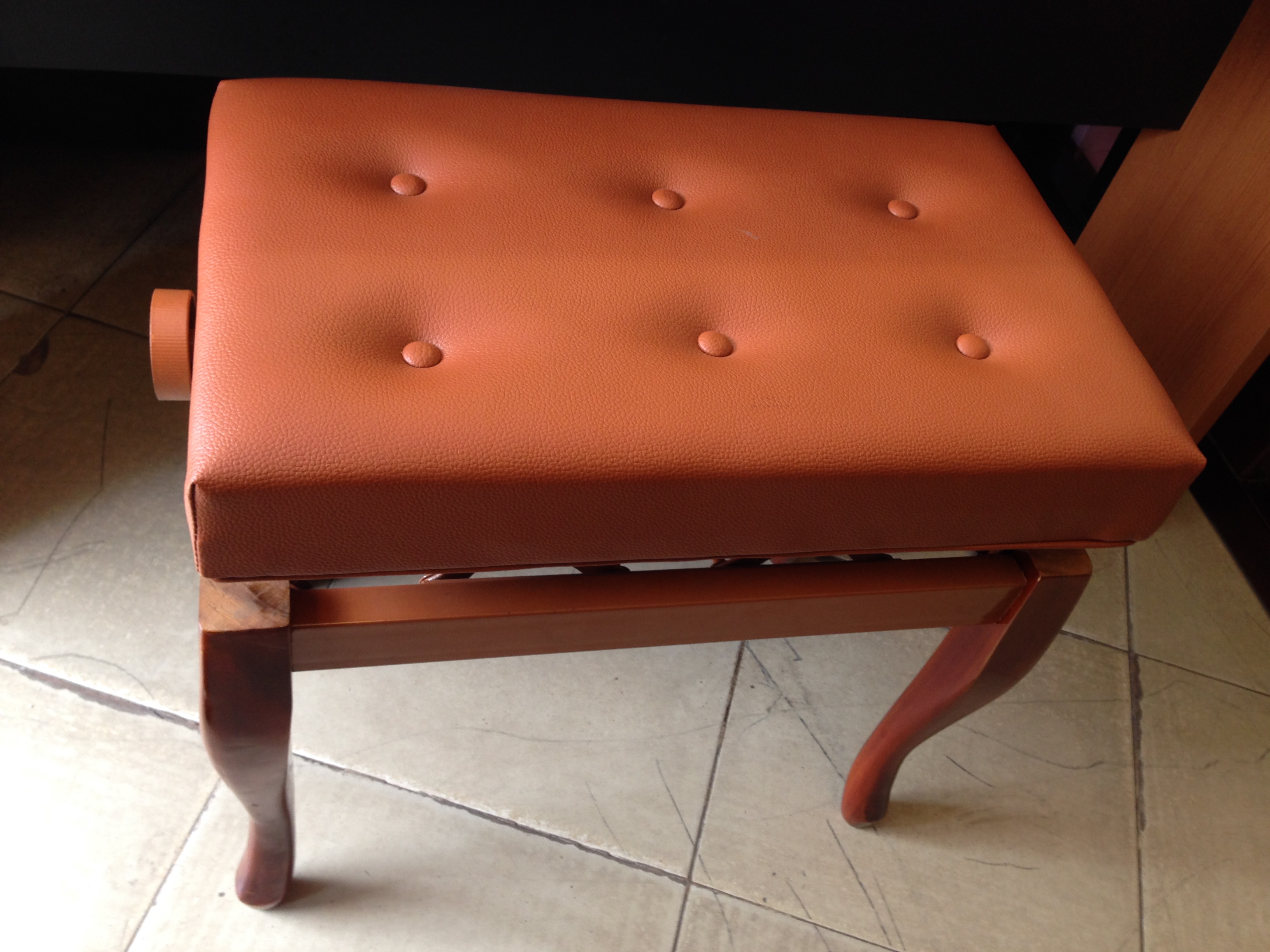 Adjustable piano bench 