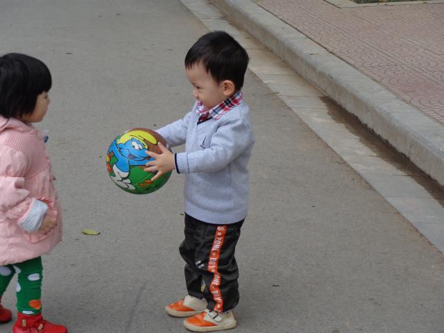 Làm sao để dạy trẻ cách chia sẻ?