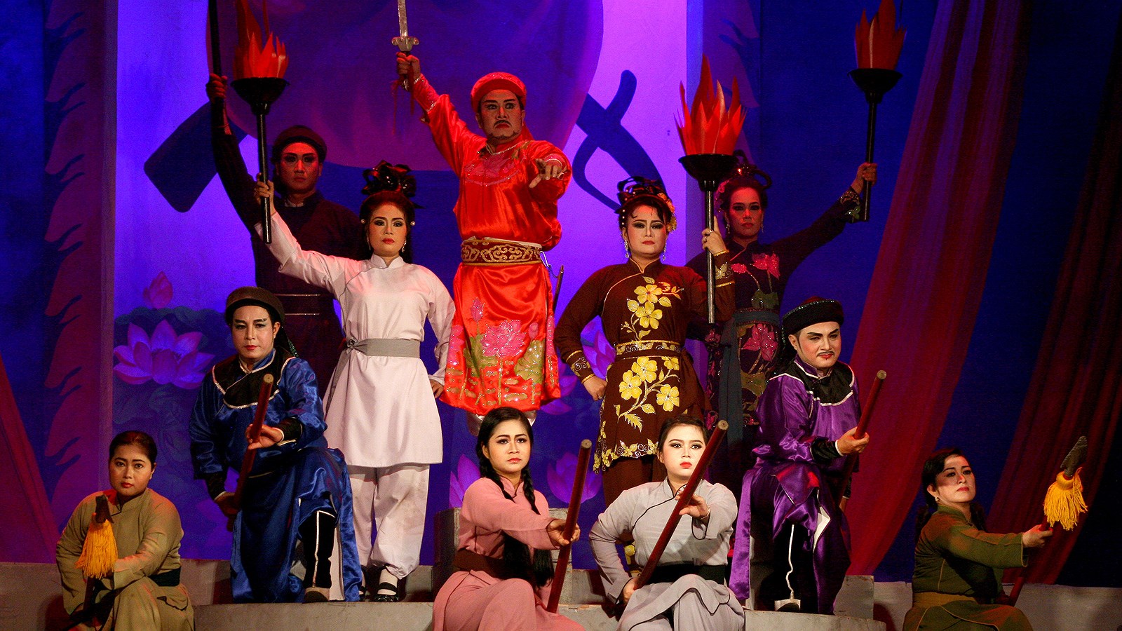 Để tinh thần 'Cống hiến' không chỉ dừng trên sân khấu...