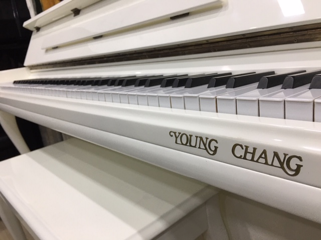 Piano YOUNG CHANG trắng